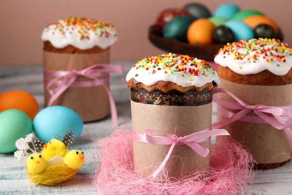 Пасхальні торти і барвисті яйця для яскравого весняного свята — стокове фото