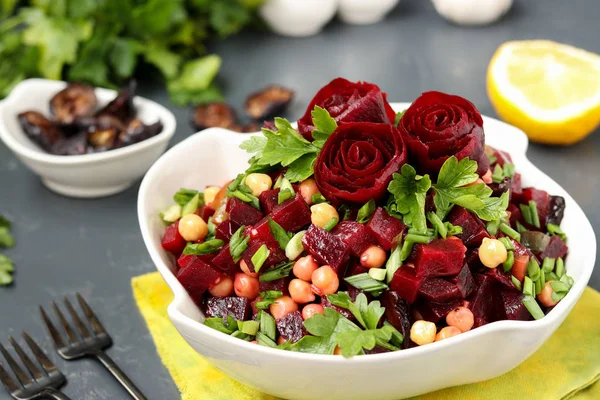 Салат з цибулею-порей та буряком, прикрашений буряковими трояндами у мисці з білим салатом — стокове фото