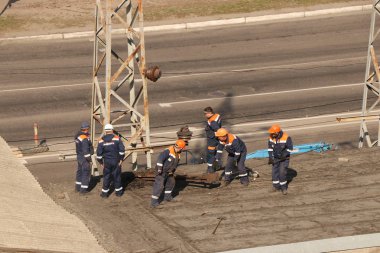 Kremenchug, Poltava bölgesi, Ukrayna, 9 Nisan 2019, binanın çatısındaki elektrik şebekelerinin onarımı