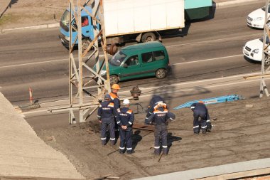 Kremenchug, Poltava bölgesi, Ukrayna, 9 Nisan 2019, binanın çatısındaki elektrik şebekelerinin onarımı