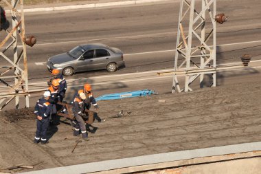 Kremenchug, Poltava bölgesi, Ukrayna, 9 Nisan 2019, binanın çatısındaki elektrik şebekelerinin onarımı