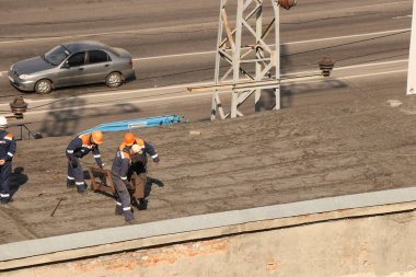 Kremenchug, Poltava bölgesi, Ukrayna, 9 Nisan 2019, binanın çatısındaki elektrik şebekelerinin onarımı