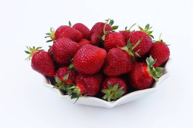 Beyaz arka planda bir tabakta taze çilekler