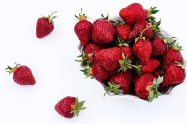 Beyaz arka planda bir tabakta taze çilekler