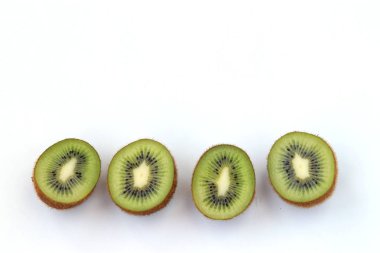 Kivi yarıları beyaz bir arka plan üzerinde yer alır