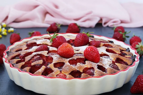 La torta abierta con las fresas se encuentra en la forma cerámica sobre el fondo oscuro — Foto de Stock