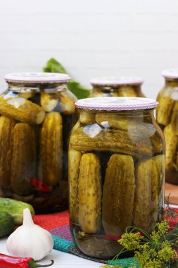 Beyaz bir arka plan üzerinde kavanozlarda marine salatalık, kış için hasat