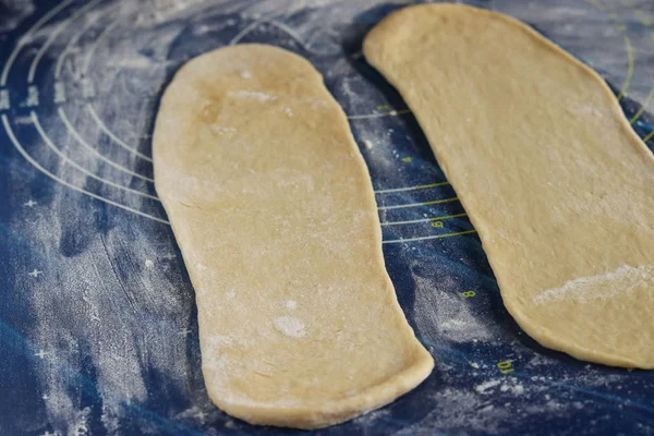 Розкачати тісто для виготовлення булочок у формі кроликів, покроковий процес, кулінарна ідея для дітей — стокове фото