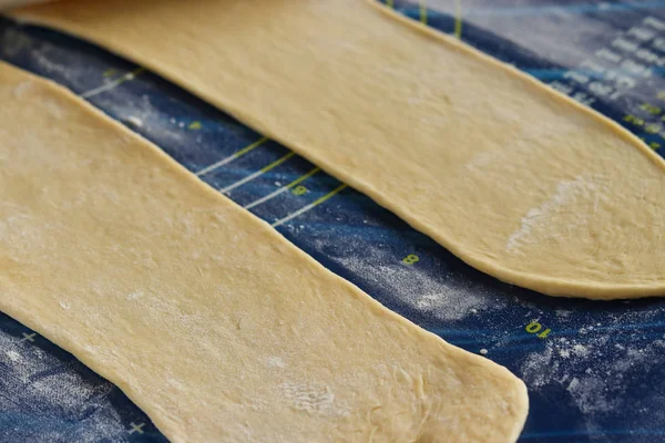 Розкачати тісто для виготовлення булочок у формі кроликів, покроковий процес, кулінарна ідея для дітей — стокове фото