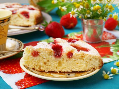 Çilek ile ev yapımı pasta, mavi bir arka plan üzerinde bir tabak üzerinde bulunan