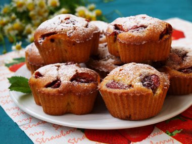 Beyaz tabakta çilek ile ev yapımı cupcakes