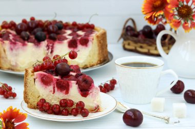 Çilek li kek beyaz bir arka plan üzerinde bir tabak üzerinde yer almaktadır