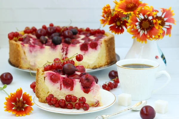 Торт з ягодами розташований на тарілці на білому тлі — стокове фото