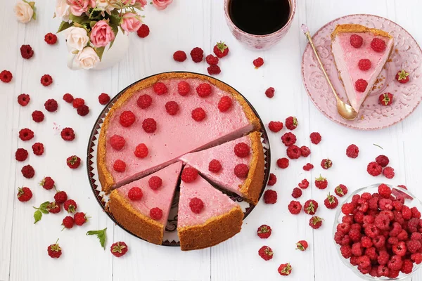 Cheesecake with raspberries is located on a white background, top view — Stock Photo, Image