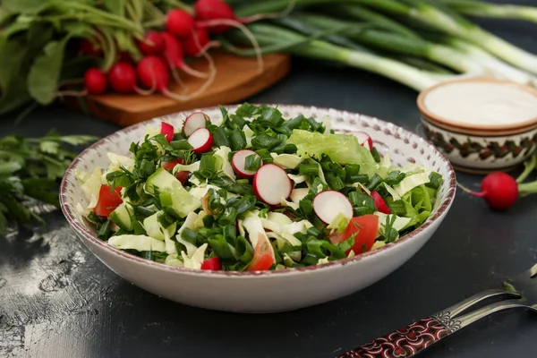 Здоровый салат со свежими овощами: редис, огурцы, зеленый лук, петрушка, помидоры, капуста и шпинат — стоковое фото