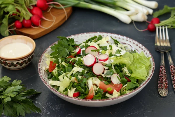 Salată sănătoasă cu legume proaspete: ridiche, castraveți, ceapă verde, pătrunjel, roșii, varză și spanac — Fotografie, imagine de stoc