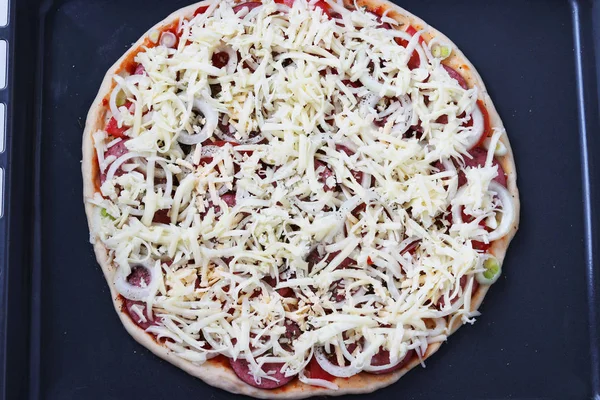 Pizza semifinită înainte de coacere, locație pe o foaie de copt, vedere de sus — Fotografie, imagine de stoc
