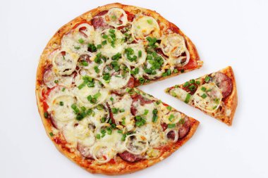 Beyaz arka planda mozzarella ve salam ile ev yapımı pizza, üst görünümü, pizza kesilmiş bir dilim