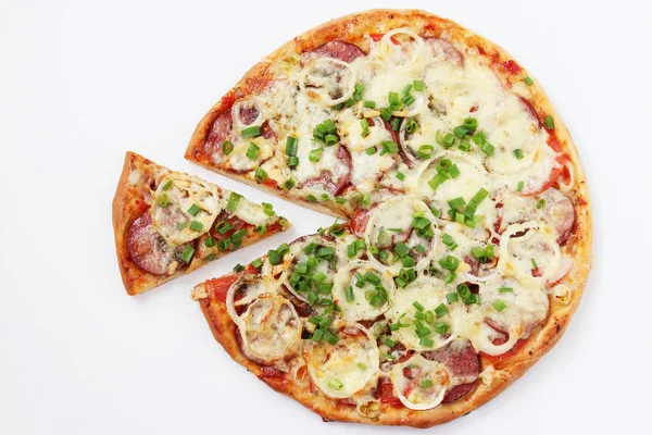Pizza de casă cu mozzarella și salam pe un fundal alb, vedere de sus, o felie de pizza tăiată — Fotografie, imagine de stoc
