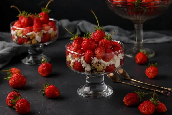 Deser z truskawkami, twarożkiem i Herbatnik w szklany goblety na ciemnym tle — Zdjęcie stockowe