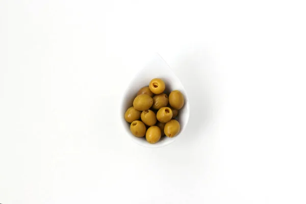 Оливки без ям в белой пластине изолированы на белом фоне, горизонтальное фото — стоковое фото
