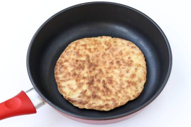 Bir tavada kızartılmış ev yapımı tortilla, pişirme süreci