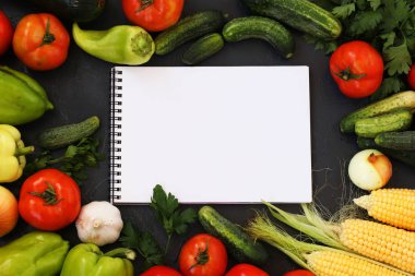 Yaz sebzeler: domates, salatalık, Mısır, maydanoz, biber, soğan, sarımsak ve Kabak Koyu bir arka planda yer almaktadır, üst görünüm