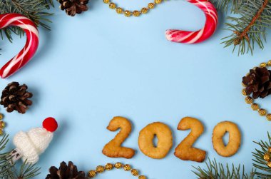 Sayılar 2020 Mutlu Noeller gingerbread çerezleri üst görünümü, mavi arka plan