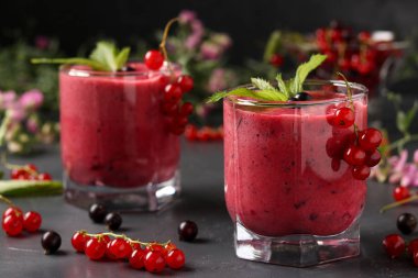 Koyu bir arka plan, yatay fotoğraf üzerinde gözlük çilek ile Smoothies