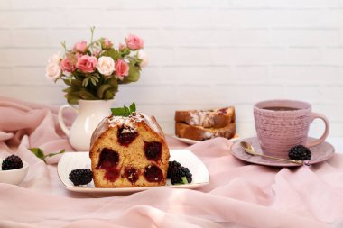 Böğürtlenli muffin beyaz bir arka plan üzerinde bir tabak üzerinde bulunan