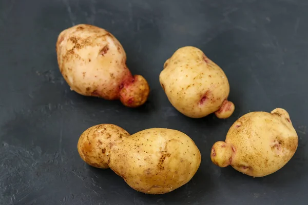Уродливые органические аномальные овощи - картофель на темном фоне, концепция органических овощей, горизонтальные — стоковое фото