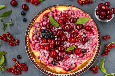 Koyu bir arka plan, yatay fotoğraf üzerinde bulunan çilek ile Yazlık yazlık peynir kek