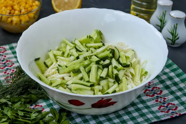 Приготування здорового салату з капустою та огірками, горизонтальне фото, нарізання капусти та огірка смужками — стокове фото
