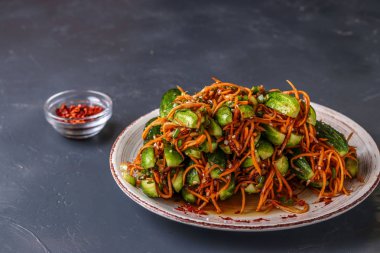 Geleneksel Kore salatalık kimchi snack: havuç, yeşil soğan, sarımsak ve susam, fermente sebze, yatay fotoğraf ile doldurulmuş salatalık