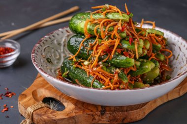 Geleneksel Kore salatalık kimchi snack: havuç, yeşil soğan, sarımsak ve susam, fermente sebze, yatay fotoğraf ile doldurulmuş salatalık