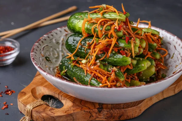 Geleneksel Kore salatalık kimchi snack: havuç, yeşil soğan, sarımsak ve susam, fermente sebze, yatay fotoğraf ile doldurulmuş salatalık