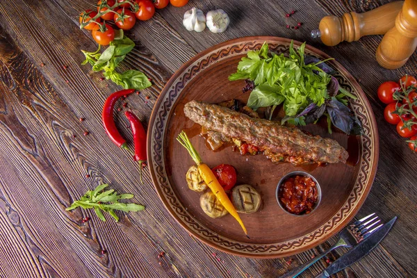 Assiette traditionnelle turque et arabe de Ramadan mélange kebab, agneau Kebab et boeuf avec des légumes cuits au four, champignons et sauce tomate. Vue de dessus, gros plan — Photo