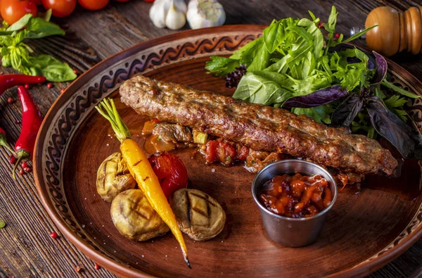 Turcă și arabă tradițională Ramadan amestec farfurie kebab, miel Kebab și carne de vită cu legume coapte, ciuperci și sos de roșii, aproape, fotografie orizontală — Fotografie, imagine de stoc