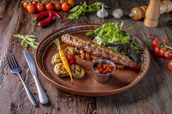 Assiette traditionnelle turque et arabe au ramadan, agneau kebab et boeuf aux légumes cuits au four, champignons et sauce tomate, gros plan, photo horizontale — Photo