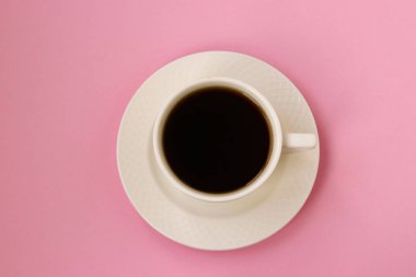 Pembe arka planda kahve fincanı, Üstten görünüm, Düz Lay, Kopyalama alanı, yatay fotoğraf