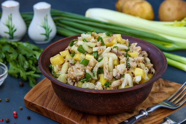 Salată cu cartofi, macrou și țelină, condimentată cu muștar și ulei de măsline, fotografie orizontală — Fotografie, imagine de stoc