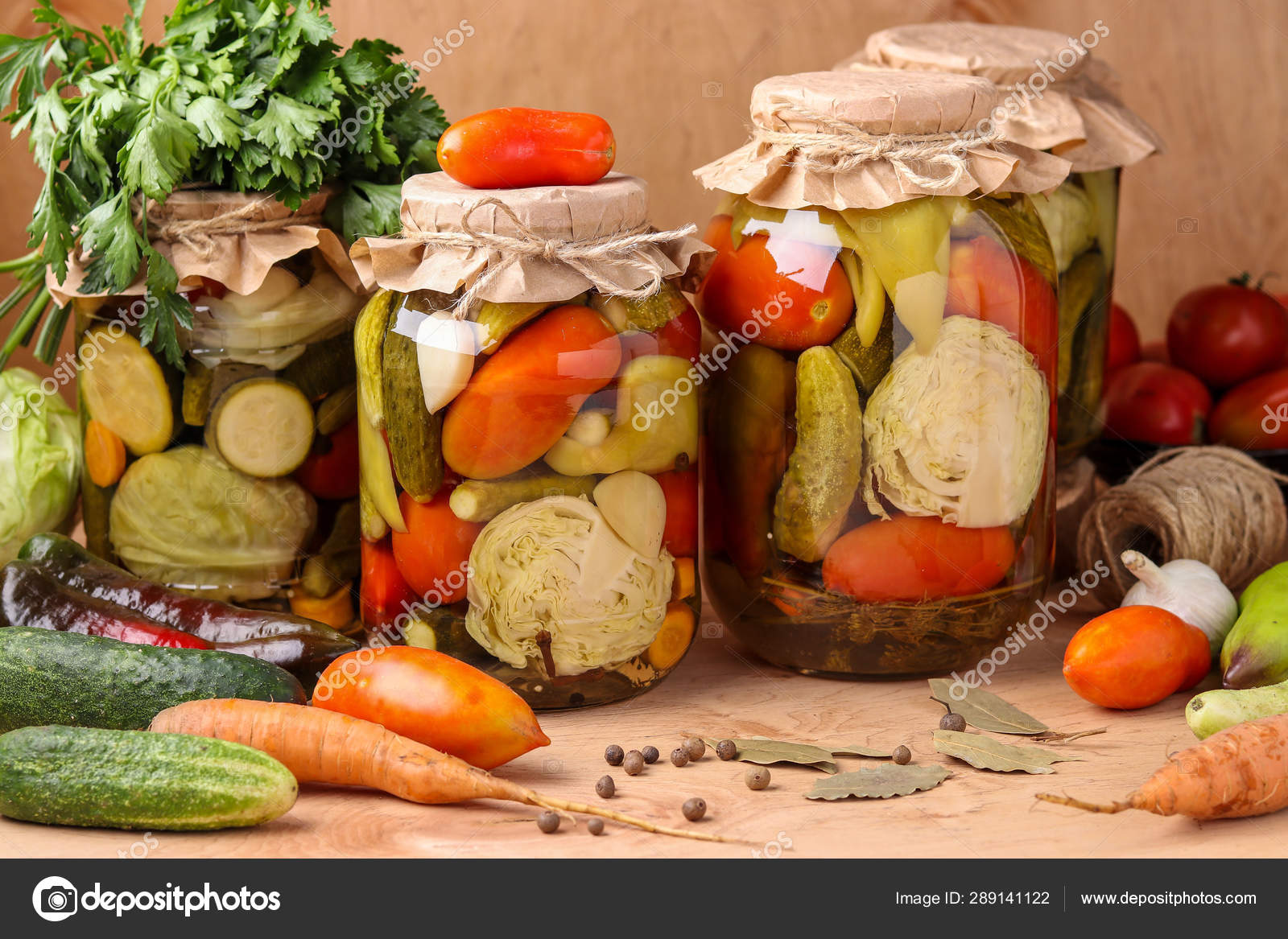 Маринованные овощи в банке на черном фоне