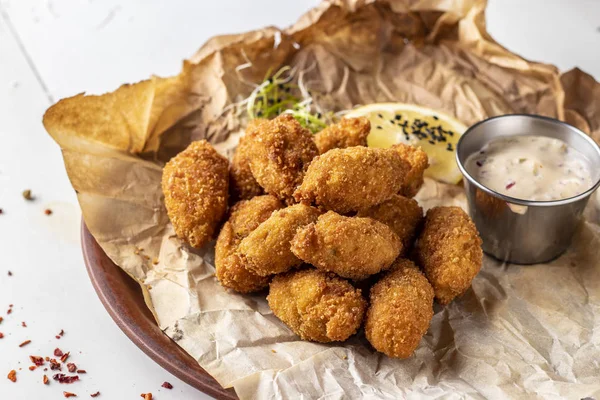 Breaded midye, limon ve sos, bira snack, yatay fotoğraf