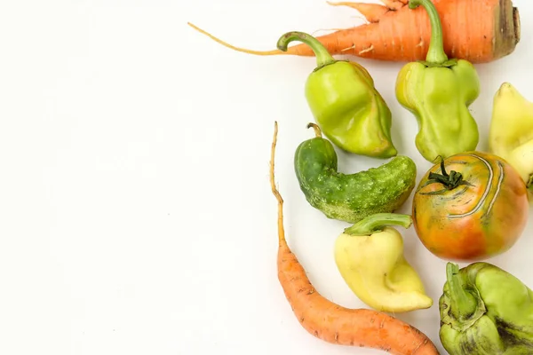 Άσχημα λαχανικά: καρότα, αγγούρι, πιπεριές και ντομάτες σε λευκό φόντο, άσχημη έννοια τροφίμων, αντίγραφο χώρου — Φωτογραφία Αρχείου
