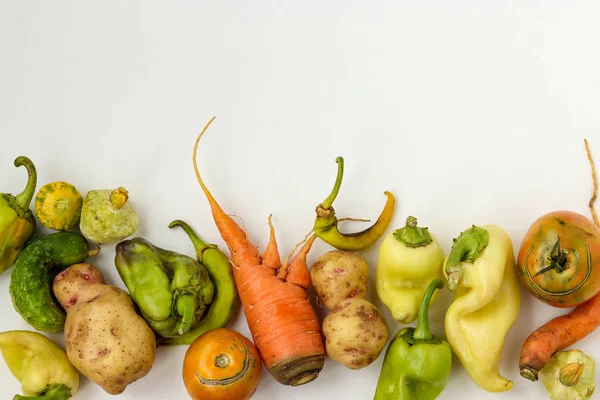 Άσχημα λαχανικά: πατάτες, καρότα, αγγούρι, πιπεριές και ντομάτες σε λευκό φόντο, άσχημη έννοια τροφίμων, αντίγραφο χώρου — Φωτογραφία Αρχείου