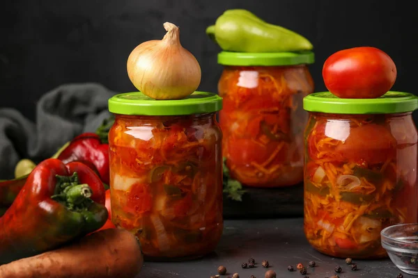 Grönsakssallad i burkar för vinter av tomater, morötter, lök och paprika, horisontellt arrangemang — Stockfoto
