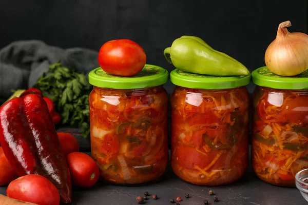 Ensalada de verduras en frascos para el invierno de tomates, zanahorias, cebollas y pimientos, disposición horizontal —  Fotos de Stock