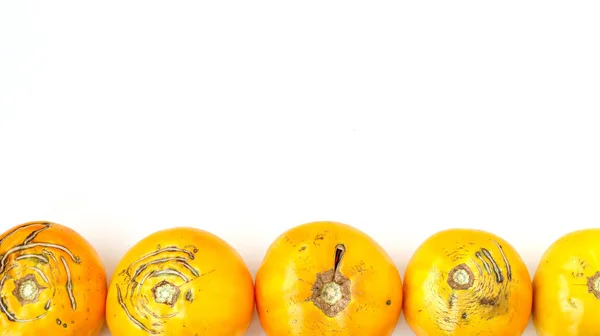 Trendiga stora fula organiska gula tomater på vit bakgrund, kopiera utrymme — Stockfoto
