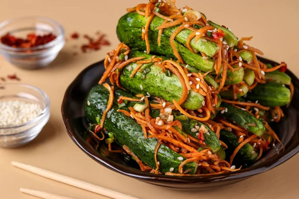 Traditional Korean cucumber kimchi snack: cucumbers stuffed with carrots, green onions, garlic and sesame, fermented vegetables, horizontal orientation — Stock Image Traditional Korean cucumber kimchi snack: cucumbers stuffed with carrots, green onions, garlic and sesame, fermented vegetables, horizontal orientation Stock Picture