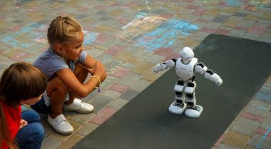 Kremenchuk, Ukrayna - 03.08.2019: Geleceğin yüksek teknolojisinin gösterimi, Çocuklar tarafından çevrili Akıllı Ubtech İnsansı Robot